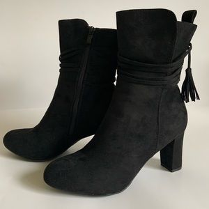 Journee Women’s Zuri Black Suede Ankle Boots Sz 8